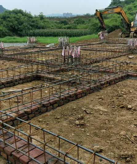 地基鋼筋圈梁綁扎完工，為穩固建筑打下堅實基礎